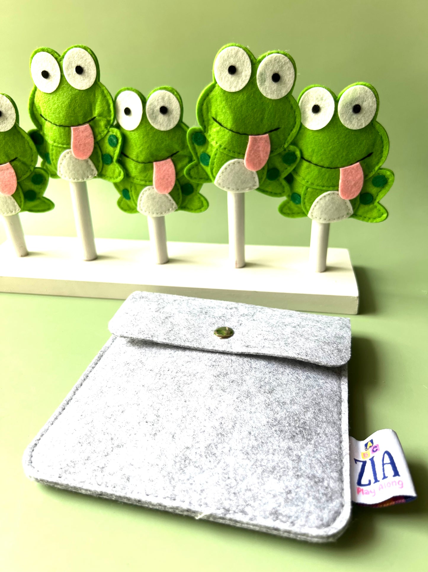 5 FROG FINGER PUPPETS