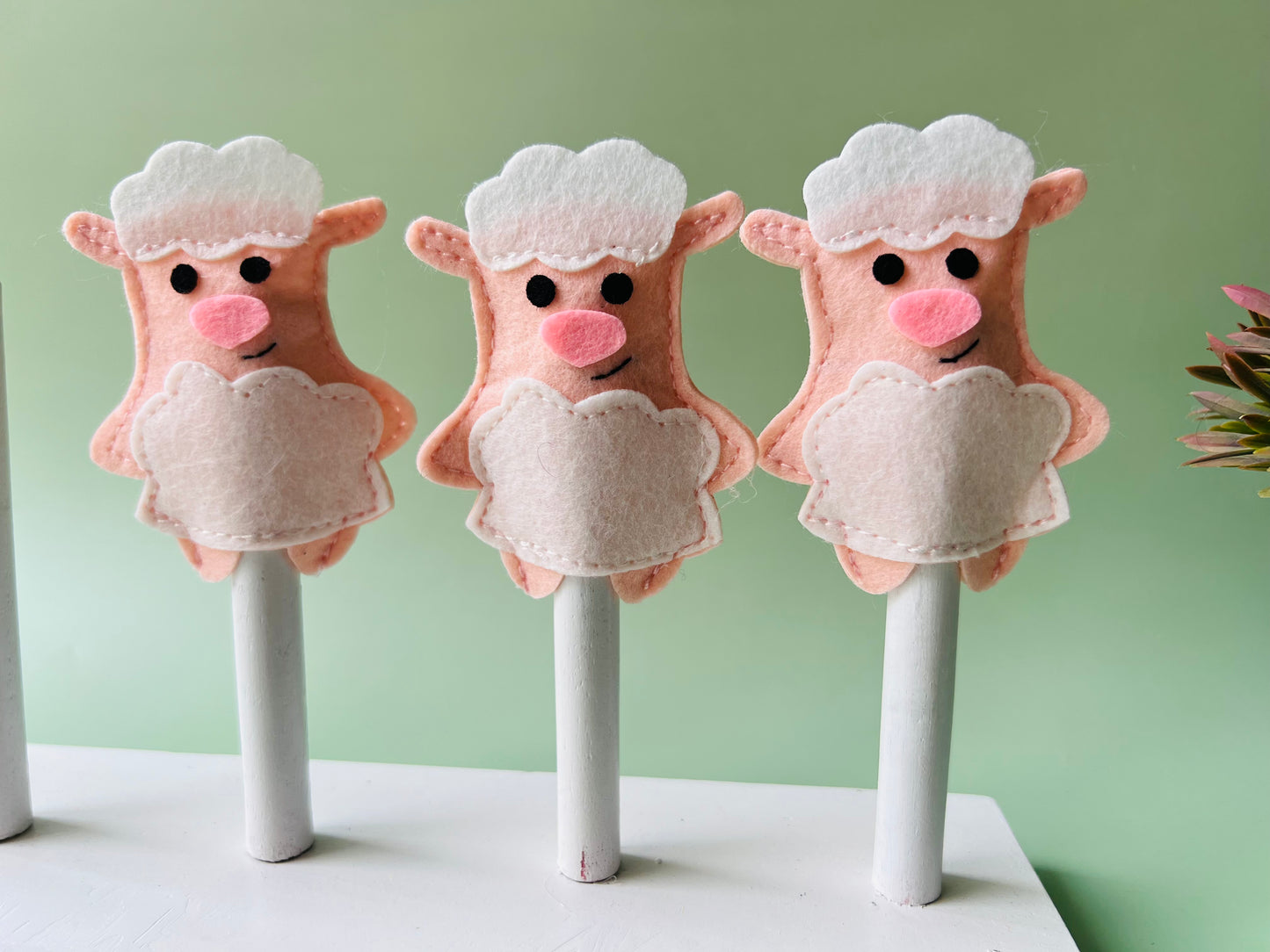5 SHEEP FINGER PUPPETS