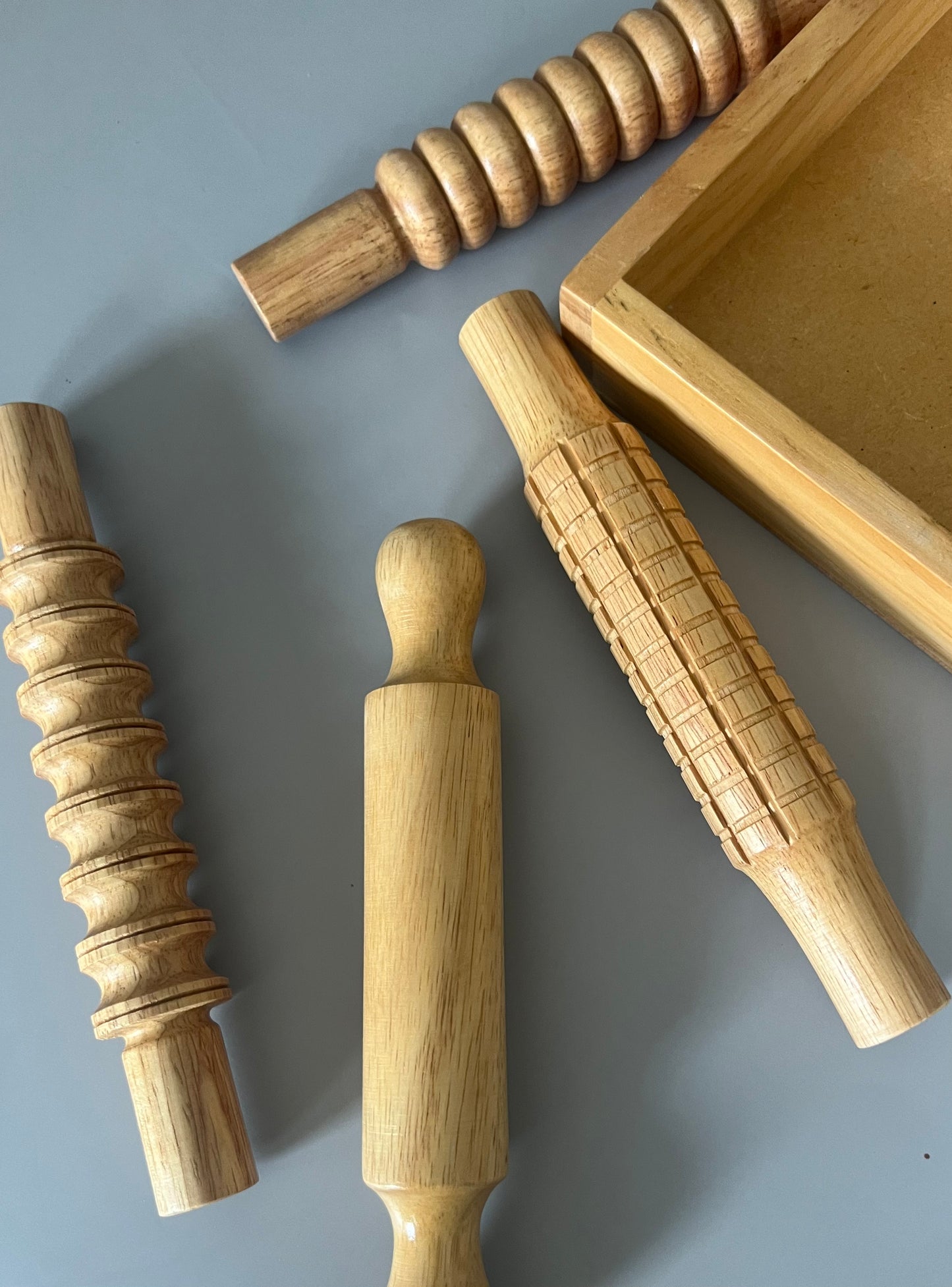 4 WOODEN ROLLING PINS & TRAY