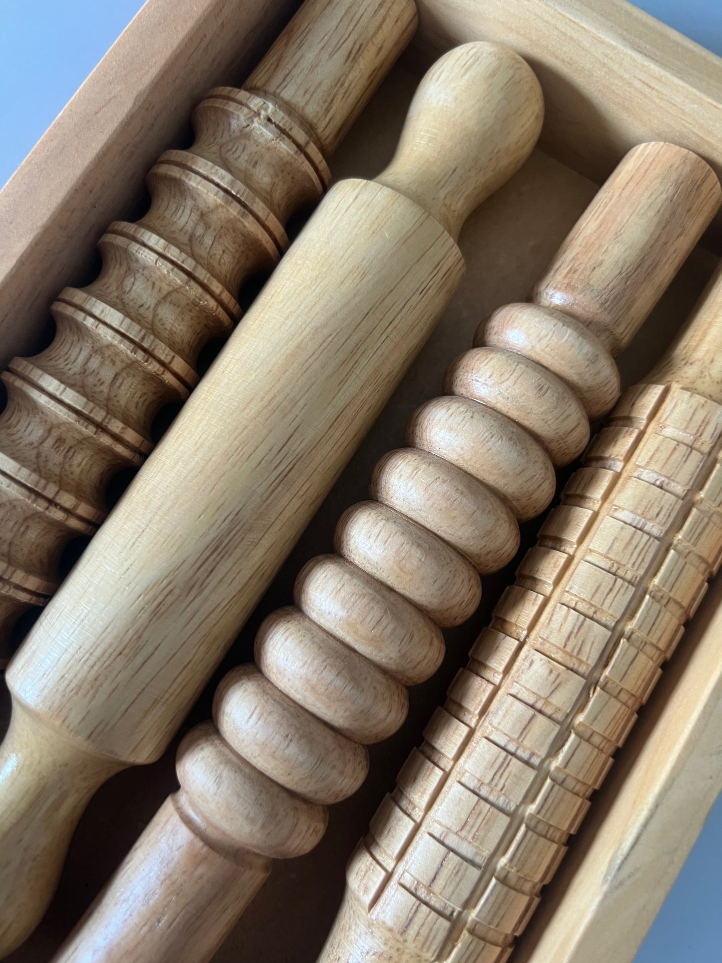 4 WOODEN ROLLING PINS & TRAY