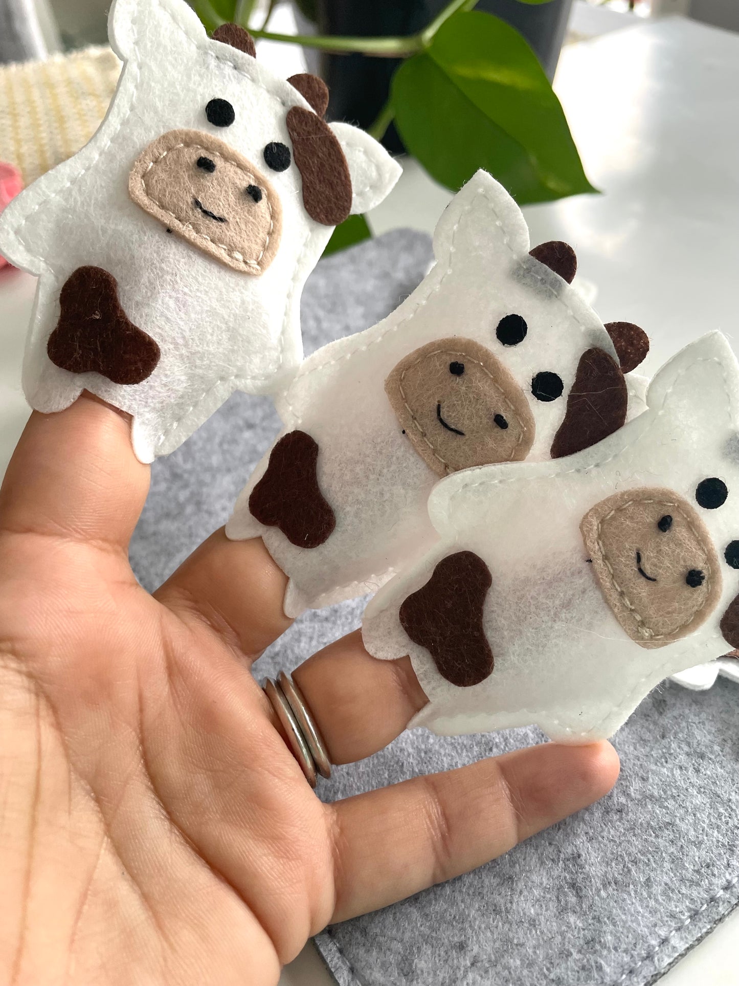 5 cow finger puppets