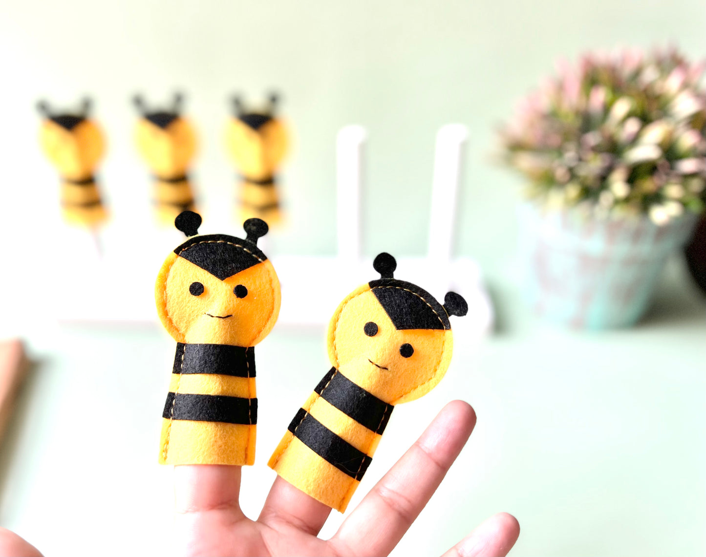 5 BUBBLE BEE FINGER PUPPETS