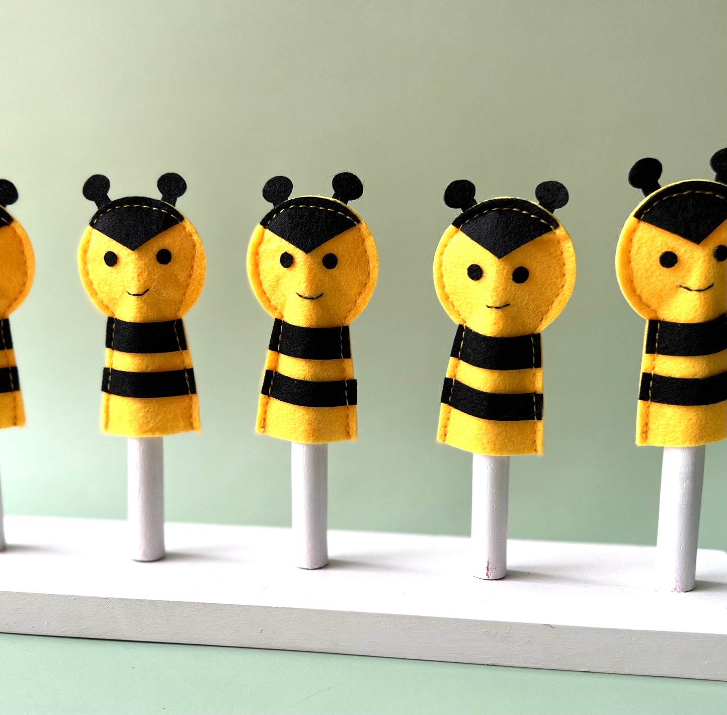 5 BUBBLE BEE FINGER PUPPETS
