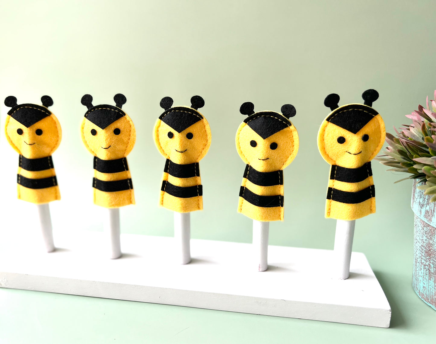 5 BUBBLE BEE FINGER PUPPETS