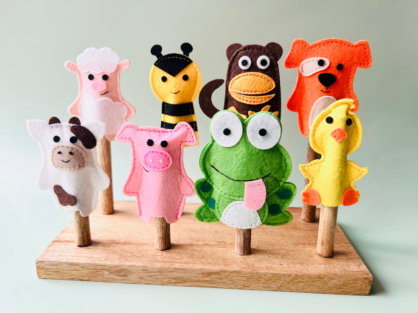 FINGER PUPPETS STAND