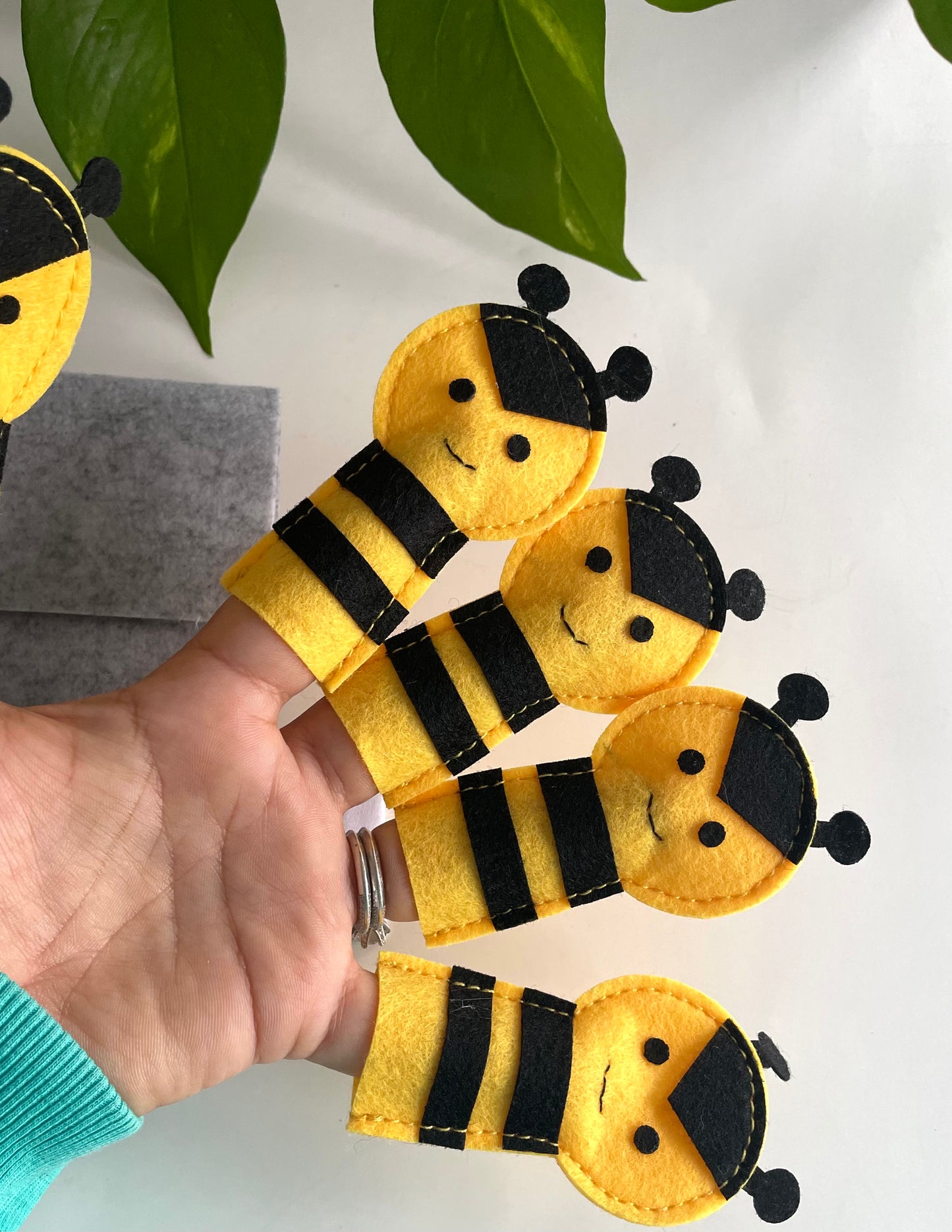 BUBBLE BEE FINGER PUPPETS
